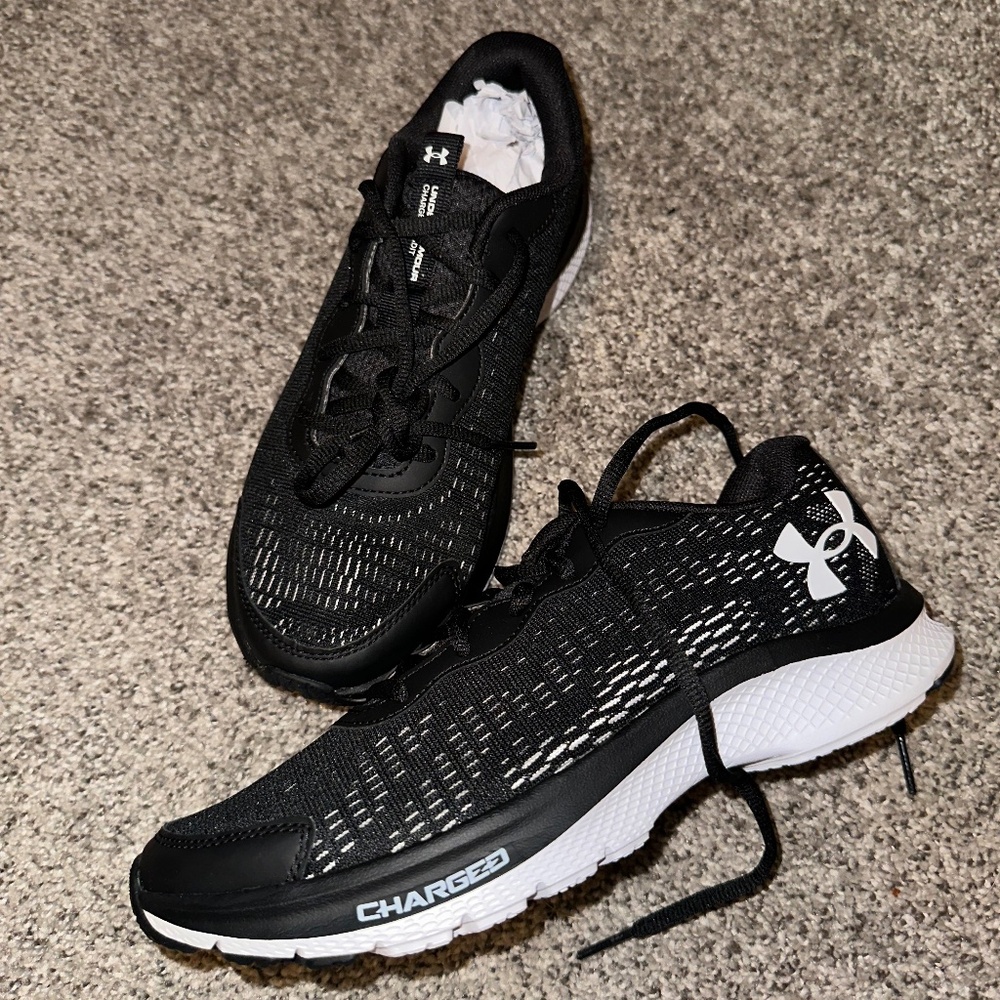 Brand New WOT Under Armor size youth 5.5